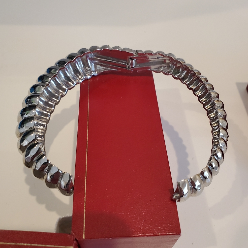 Vintage Bracelet and‎ Clip Earrings - Picture 6 of 16